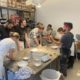Die erste neapolitanische Pizzaschule Wiens bringt Schülern das Pizzabacken daheim bei.