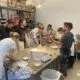 Die erste neapolitanische Pizzaschule Wiens bringt Schülern das Pizzabacken daheim bei.