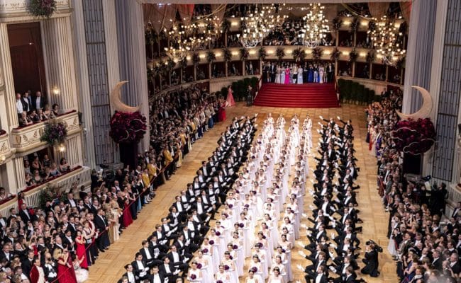 Opernball Eröffnung 2020 mit Debütanten und Debütantinnen in der Wiener Staatsoper.