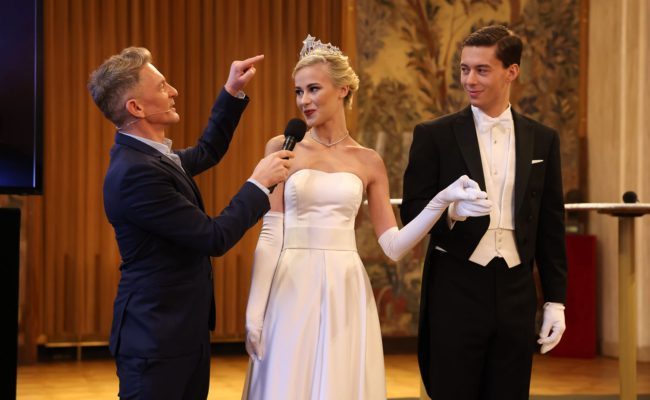 Andi Knoll mit Lisa und Clemens während der Opernball Pressekonferenz 2023.