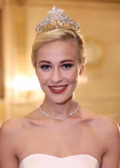 Eine Debütantin mit Swarovski Tiara bei der Opernball Pressekonferenz 2023.