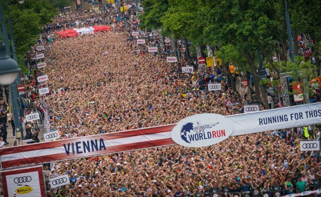 Teilnehmer am Wings for Life World Run in Wien laufen am Ring.