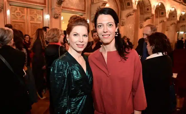 Teresa Vogl (Moderatorin) und Lisa Ortner-Kreil (Kuratorin) bei der Kiki Kogelnik Vernissage im Kunstforum Wien.