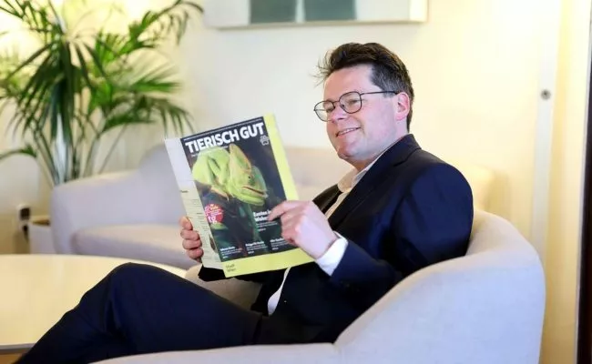Tierschutzstadtrat Jürgen Czernohorszky mit einer Ausgabe von "Tierisch gut".