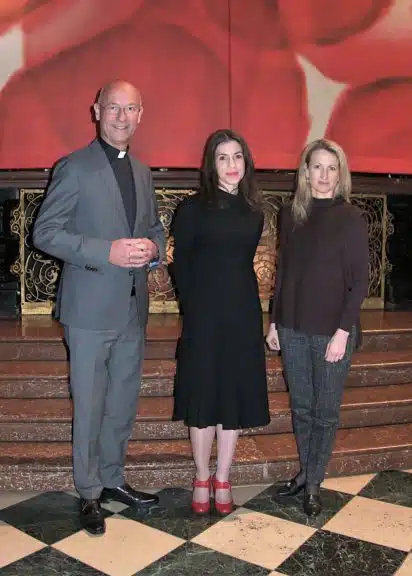 Dompfarrer Toni Faber, Künstlerin Eva Petric und Barbara Kremzar (Slowenische Botschaft).