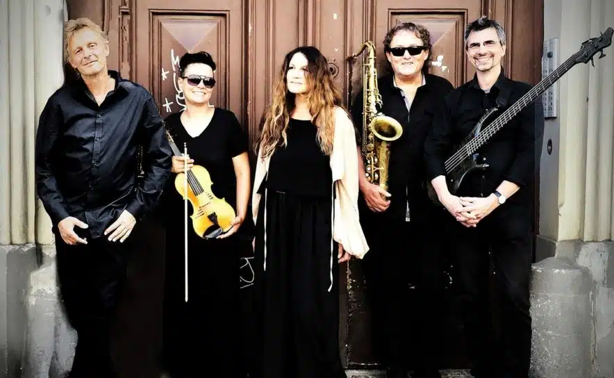 Cécile Nordegg mit Band bestehend aus Walter Schmidhuber, Maria Salamon, Josef Schultner und Christian Spörk