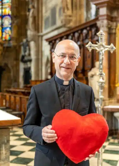 Dompfarrer Toni Faber segnet Liebende am Valentinstag im Stephansdom.