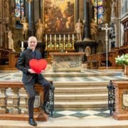 Dompfarrer Toni Faber segnet Liebende am Valentinstag im Stephansdom.