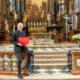 Dompfarrer Toni Faber segnet Liebende am Valentinstag im Stephansdom.