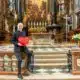 Dompfarrer Toni Faber segnet Liebende am Valentinstag im Stephansdom.