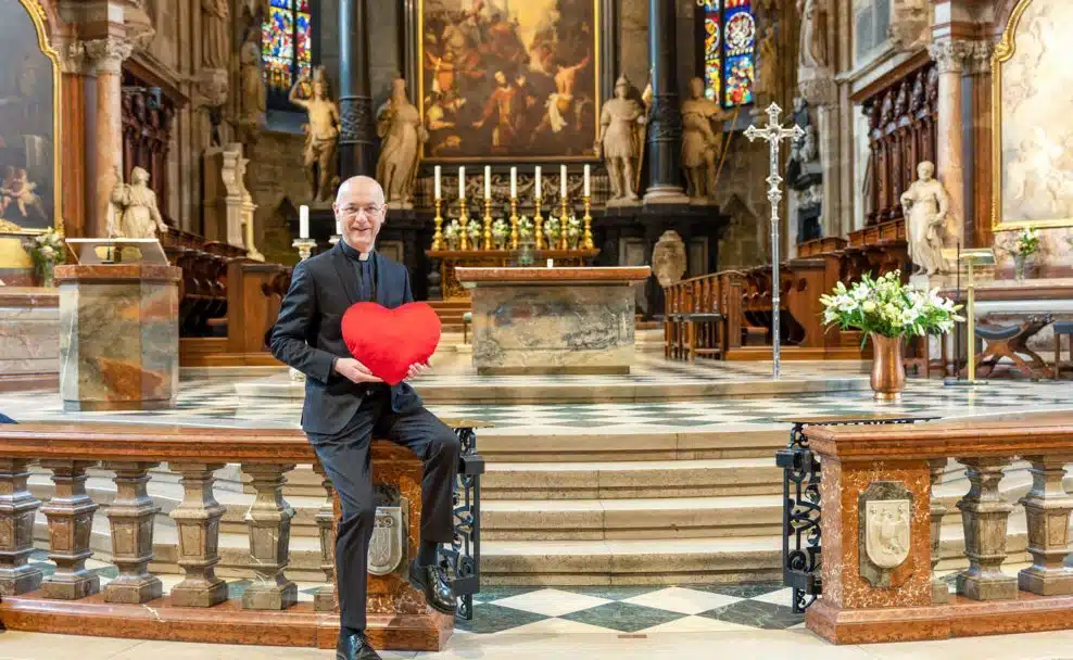 Dompfarrer Toni Faber segnet Liebende am Valentinstag im Stephansdom.