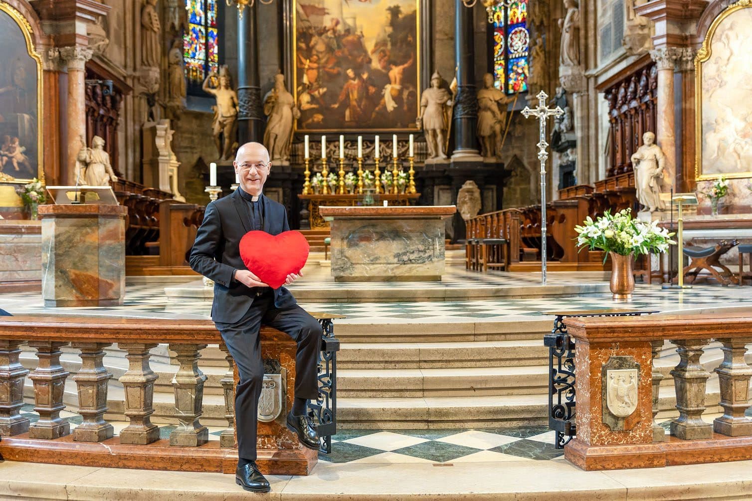 Dompfarrer Toni Faber segnet Liebende am Valentinstag im Stephansdom.