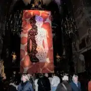 Fastentuch-Präsentation der Künstlerin Eva Petric im Stephansdom.