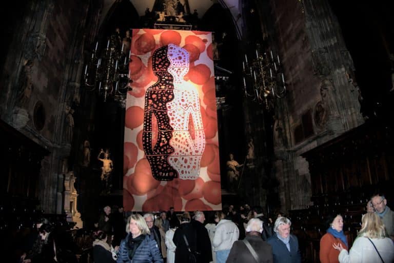 Fastentuch-Präsentation der Künstlerin Eva Petric im Stephansdom.