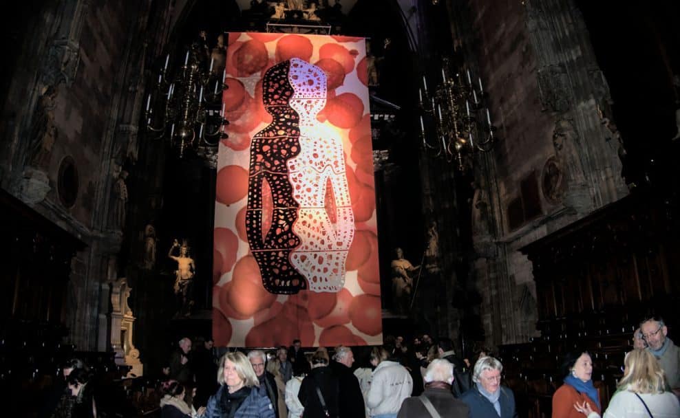 Fastentuch-Präsentation der Künstlerin Eva Petric im Stephansdom.