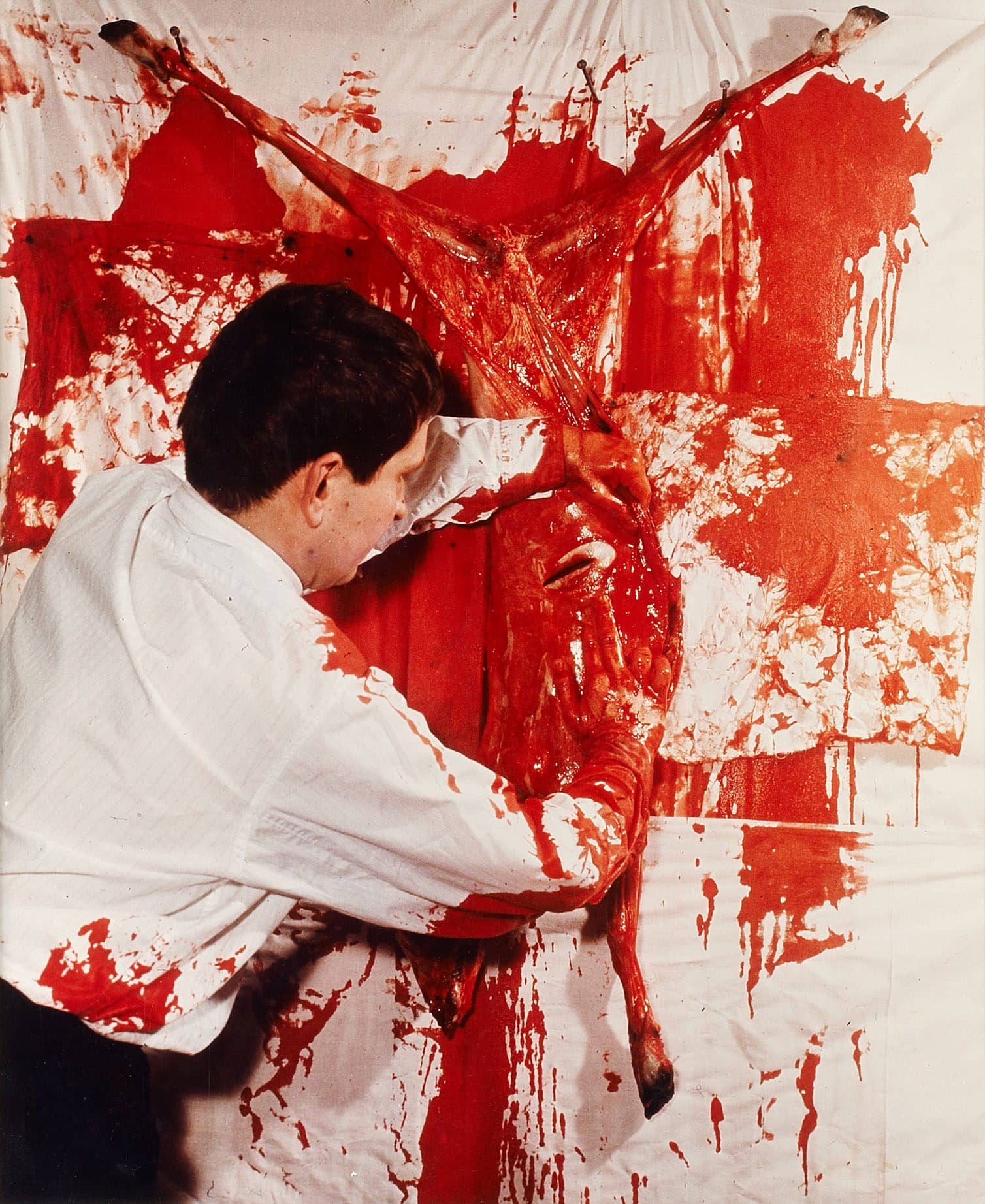 Foto von Hermann Nitsch bei seiner 4. Aktion zu sehen in einer Ausstellung im Fotomuseum WestLicht.