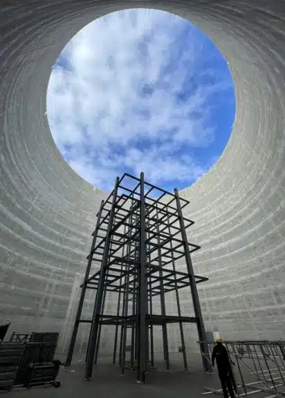 Ein 30 Meter hohes Stahlgerüst im Inneren des Rundbaus im Wiener Prater trägt ebenfalls zur Statik bei.