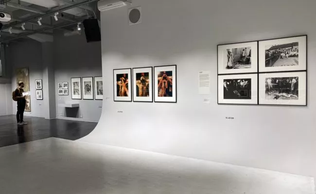 Fotos zu Aktionen von Hermann Nitsch in einer Ausstellung im Fotomuseum WestLicht in Wien.