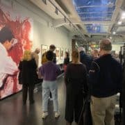 Kuratorin Julia Moebus-Puck gibt Erläuterungen zu ausgestellten Fotografien rund um Aktionskünstler Hermann Nitsch.