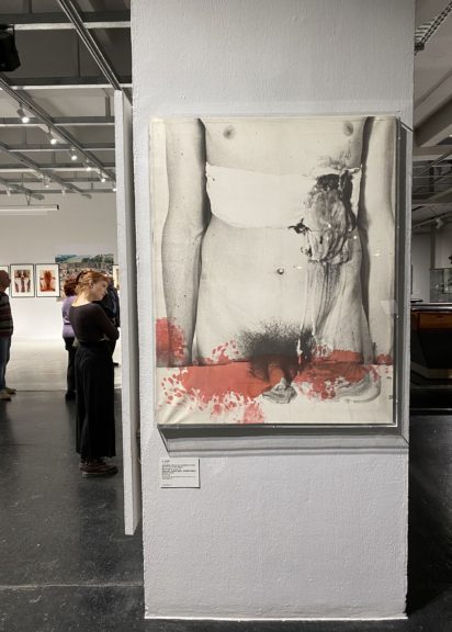 Foto zur 14. Aktion von Hermann Nitsch der Fotografin Franziska Cibulka in einer Ausstellung im Fotomuseum WestLicht in Wien.
