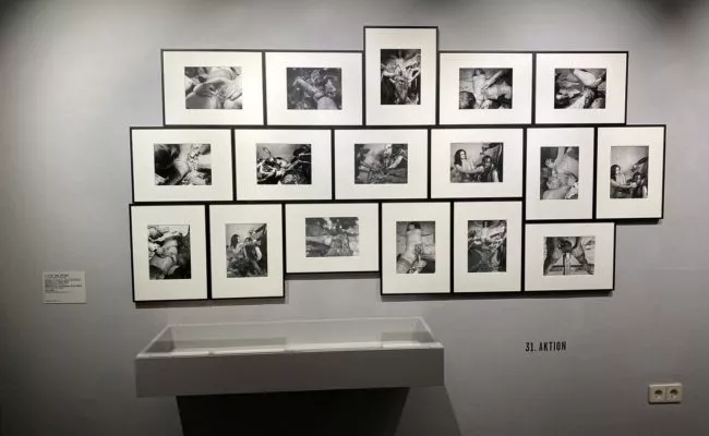 Fotos zur 11. Aktion von Hermann Nitsch des Fotografen Ludwig Hoffenreich in einer Ausstellung im Fotomuseum WestLicht in Wien.