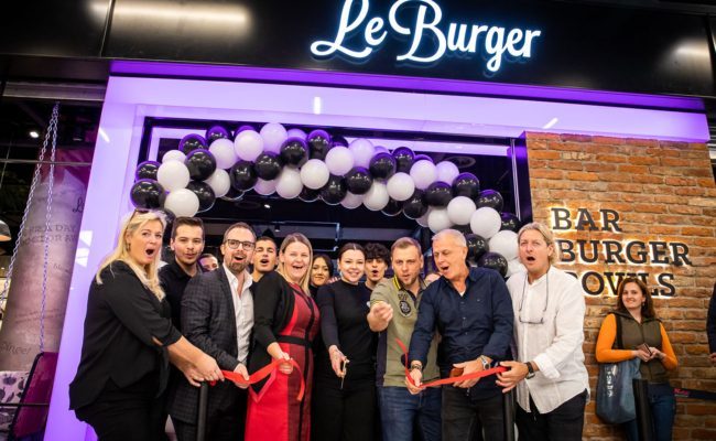 Thomas Tauber und Lukas Tauber anlässlich der Le Burger Neueröffnung im Donau Zentrum.