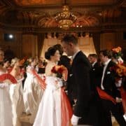 34 Debütanten eröffneten den Viennese Opera Ball 2023 in New York City.