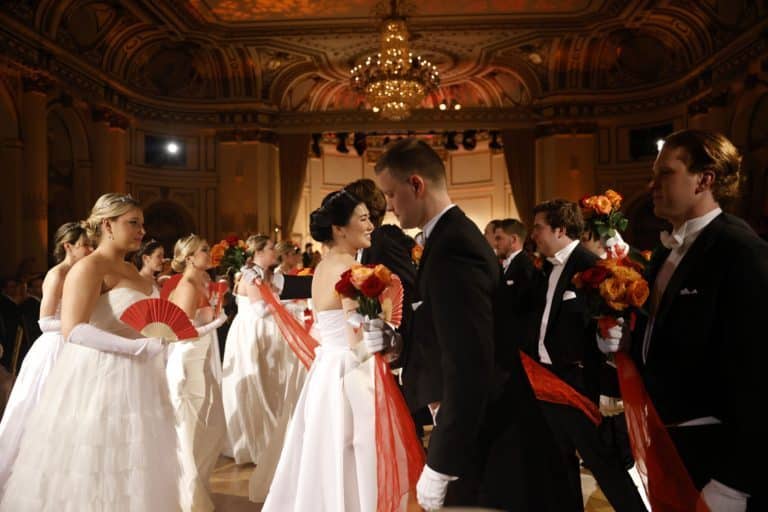 34 Debütanten eröffneten den Viennese Opera Ball 2023 in New York City.