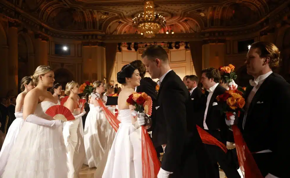 34 Debütanten eröffneten den Viennese Opera Ball 2023 in New York City.