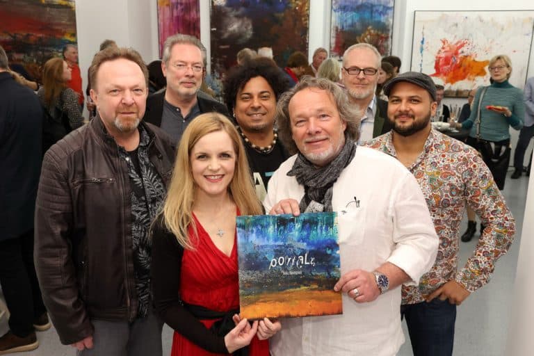 Niki Neuspiel mit Musikern und Komponisten des Musikalbums "Portale" in der CITYgalleryVienna.
