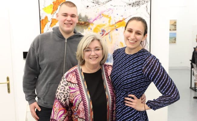 Freunde des Künstlers bei einer Vernissage in der CITYgalleryVienna.