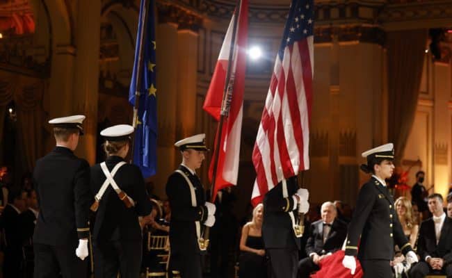 Flaggenparade am Viennese Opera Ball.