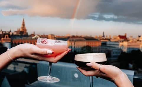 An fünf Terminen finden am Dachboden des 25hours Hotel die Sommerhoch After Work Events 2023 statt.