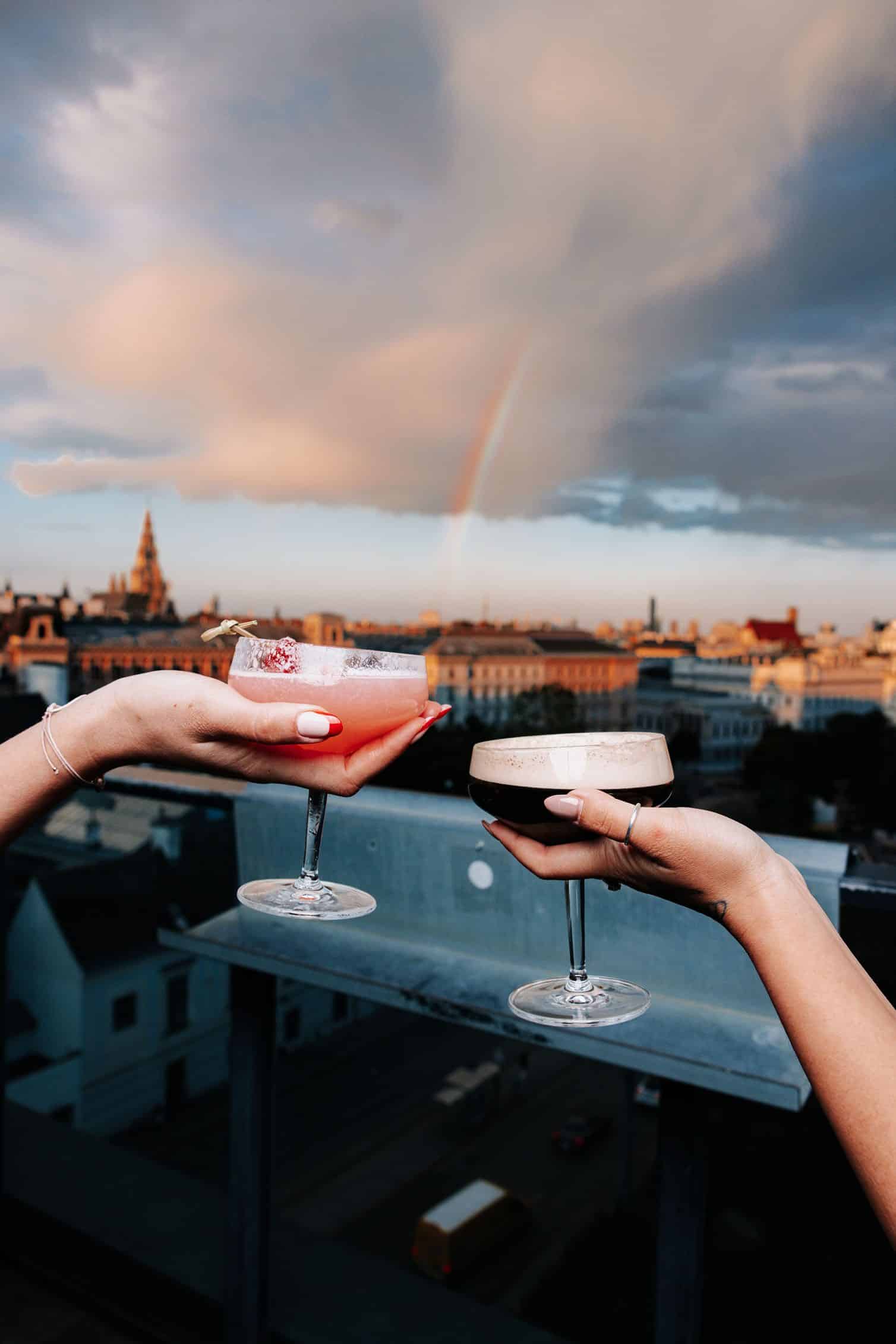 An fünf Terminen finden am Dachboden des 25hours Hotel die Sommerhoch After Work Events 2023 statt.