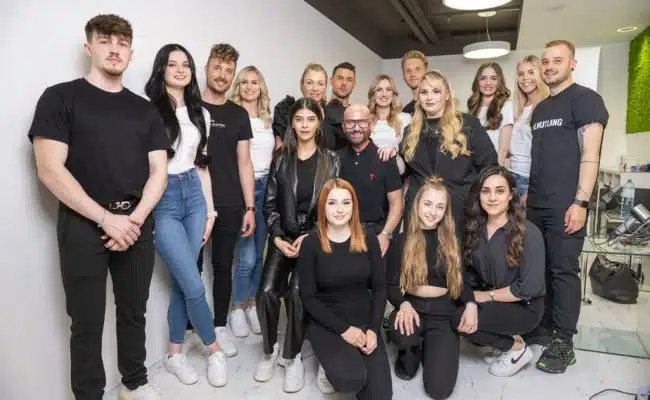 Finalist:innen der Miss und Mister Austria Wahl 2023 mit Friseur Dieter Ferschinger und Team beim Umstyling in Graz.