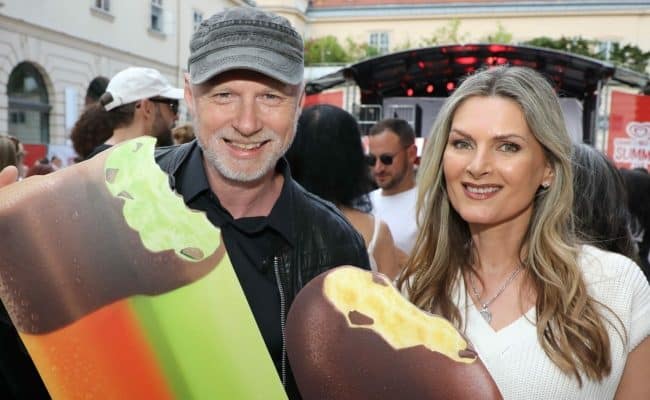 DJ & Fotograf Alex List und Moderatorin Martina Kaiser haben Spaß mit den Eisklassikern.