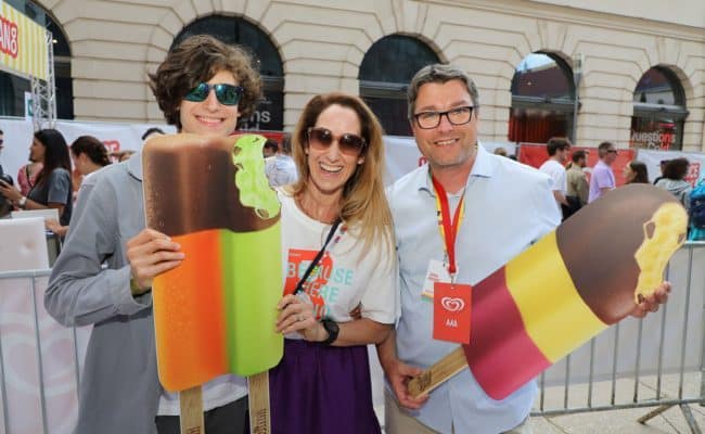 Moderatorin Kati Bellowitsch mit Sohn Laurenz und Eskimo PR-Mann Jockel Weichert (Agentur BuzzDriver).