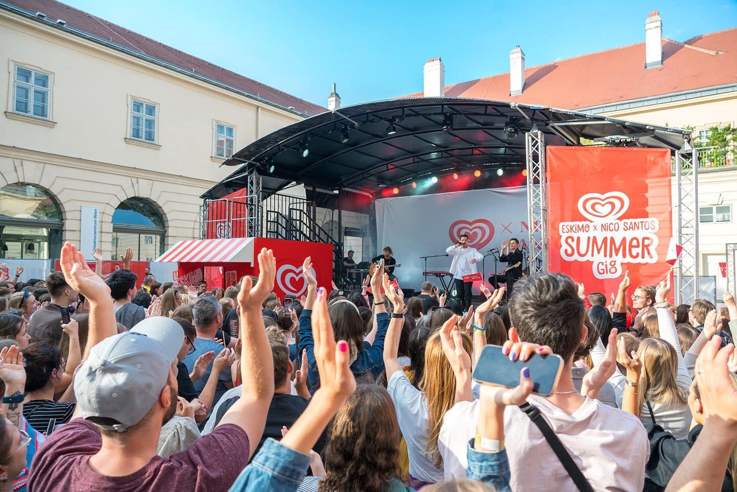 Eskimo Summer Gig mit Nico Santos im Wiener Museumsquartier.