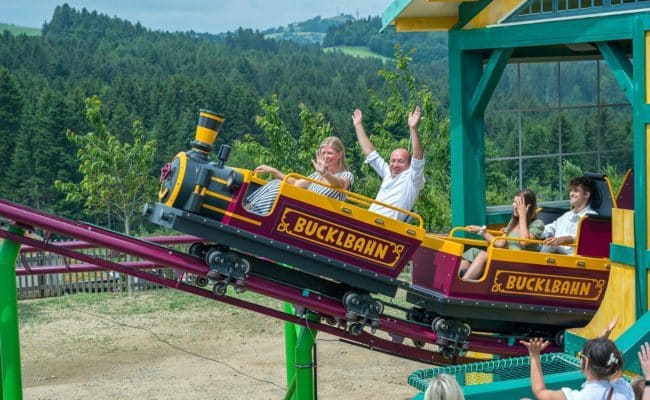 Andrea und Georg sowie Leonie und Fabian Blochberger testen die "Bucklbahn".