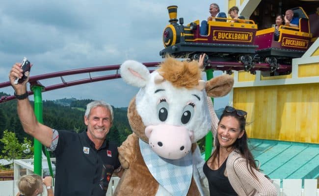 Michael Konsel, Kuh Rubi und Tanja Duhovich im Eis-Greissler Erlebnispark in Krumbach.