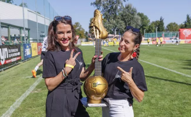 Aida Loos und Caroline Athanasiadis sorgten für flotte Sprüche beim Band Fussball Cup 2023.