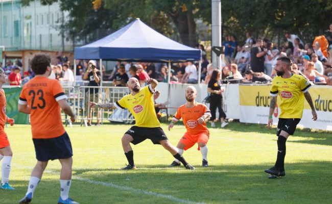 Christopher Seiler und Daniel Leskowschek kicken beim Band Fussball Cup 2023.