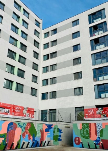 Studenten-Wohnhaus Viennabase19 mit Streetart von Bewohner:innen.