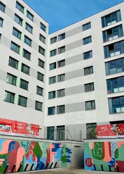 Studenten-Wohnhaus Viennabase19 mit Streetart von Bewohner:innen.