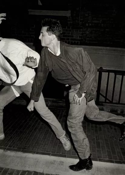 Sean Penn schlägt den Fotografen Vinnie Zuffante, New York, 1986.