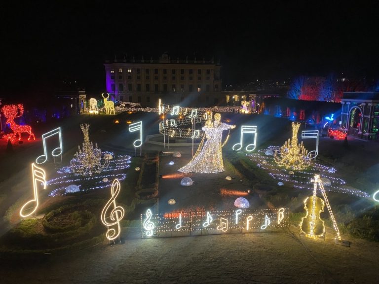 Winter Wonderland Lichterpark im Kronprinzengarten beim Schloss Schönbrunn