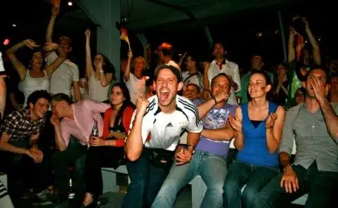 Piefke Public Viewing auf dem Badeschiff das Duell Österreich gegen Deutschland