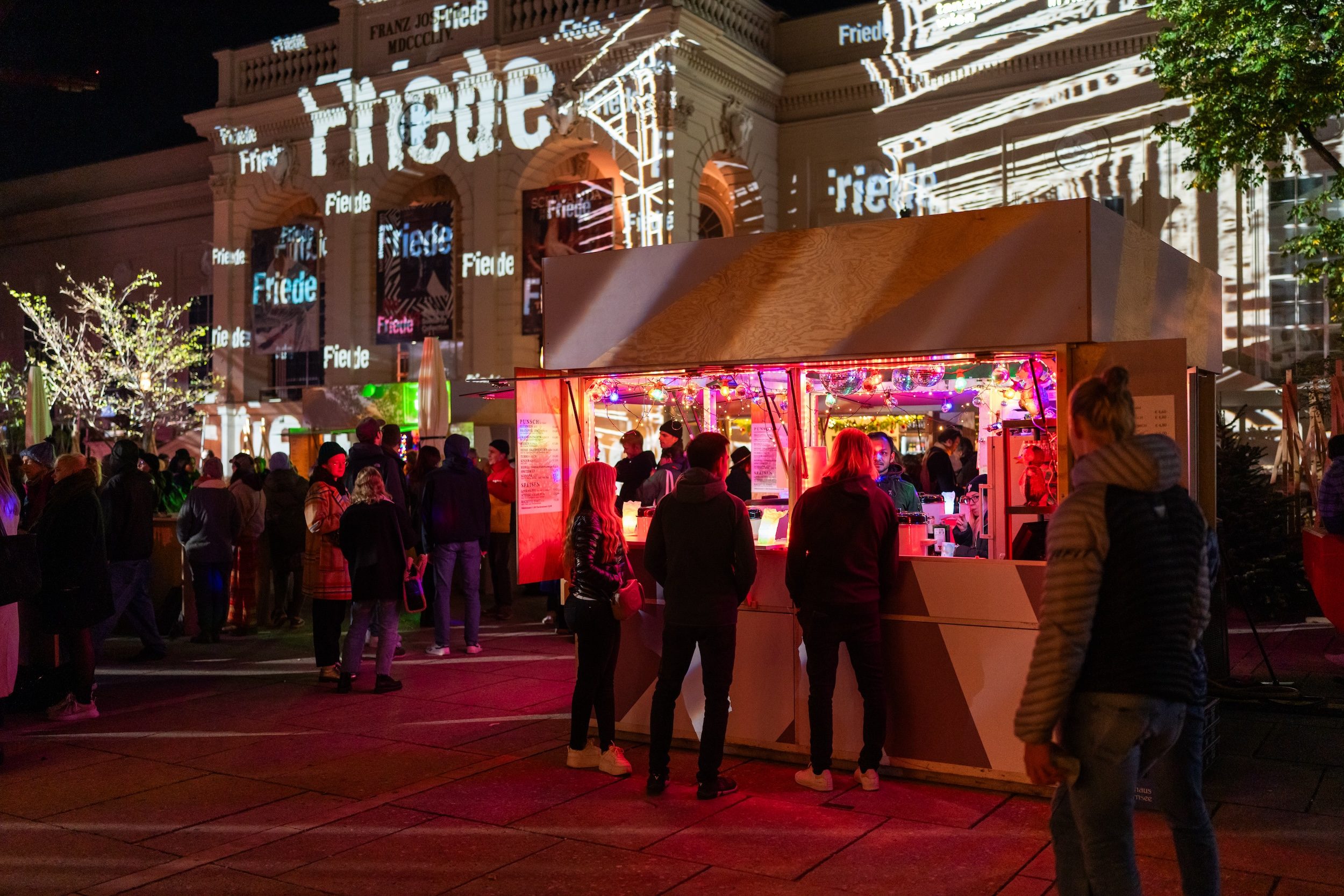 Winter im MQ Charity-Punsch zugunsten von Amnesty International Österreich am 12. Dezember im MuseumsQuartier.