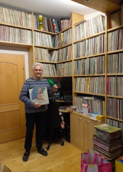 Reinhard Pirnbacher hat tausende Vinyl Scheiben in seiner Plattenkiste.