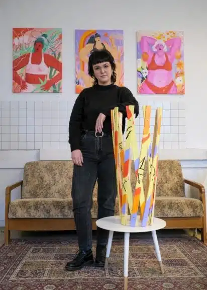 Petra Holländer, Künstlerin und Illustratorin aus Wien, mit ihrem "Snorre".